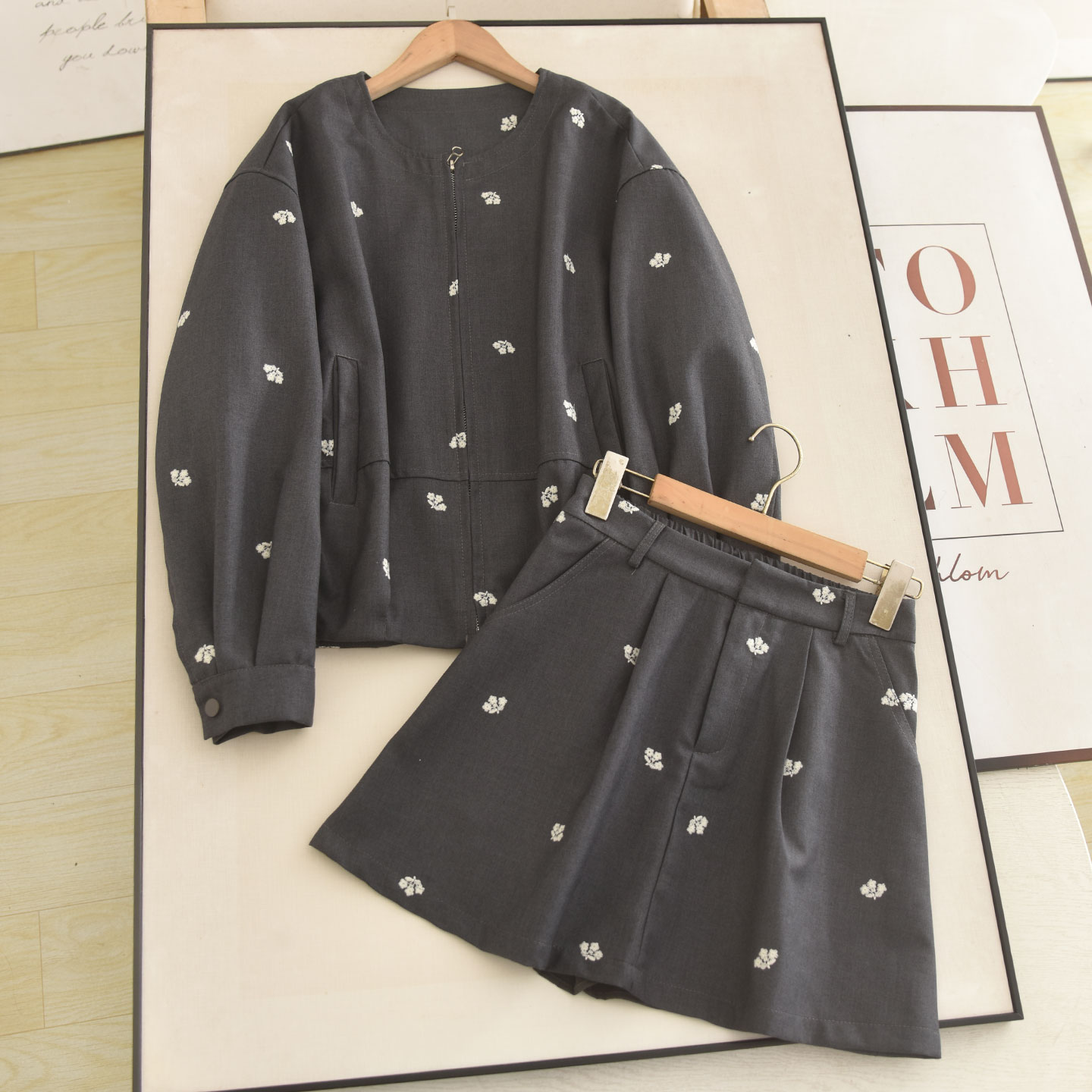 Elegant Grey Floral Embroidery - Embroidery Jacket 评论和价格
