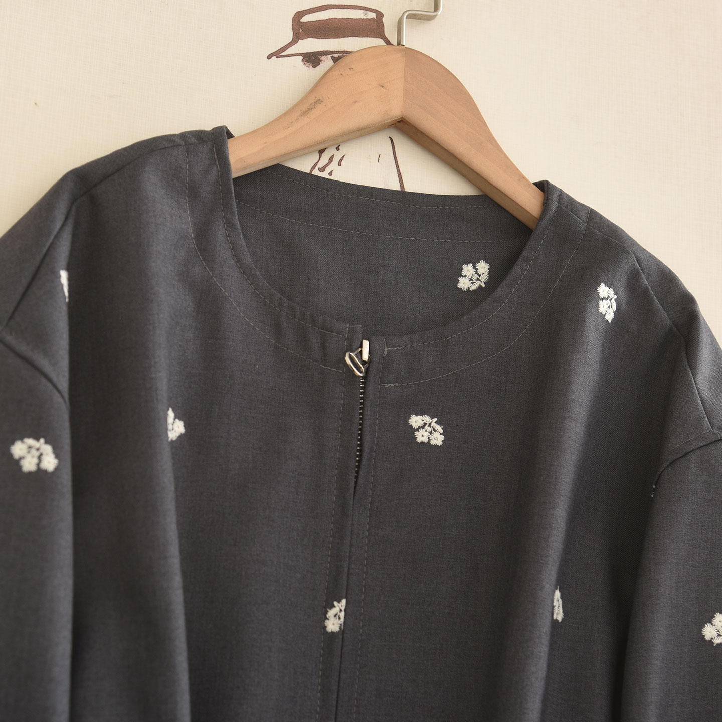 Elegant Grey Floral Embroidery - Embroidery Jacket 评论和价格